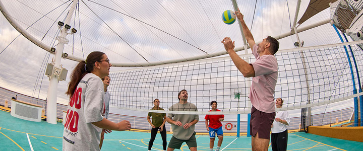 Sportaußendeck der AIDAbella – Gruppe bei einem aktivem Volleyballmatch.