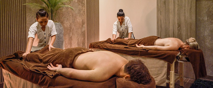 Partnermassage in den weitläufigen Wellnessbereichen laden zum Entspannen und Genießen ein.