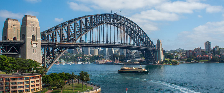 Die Sydney Harbour Bridge ist eine ikonische Bogenbrücke in Sydney, Australien, die den Hafen überspannt und die Stadtteile im Norden und Süden verbindet.