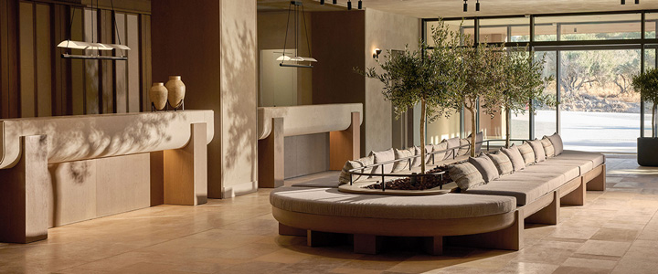 Mediterrane Lounge des Hotels ananea Rocrita. lädt mit Olivenbäumen in warmen Brauntönen zum Verweilen ein.