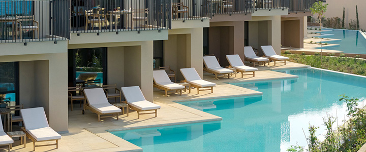 Die Außenanlege des Hotels ananea Rocrita, mit privaten Balkonen und gepflegter Poolanlage.