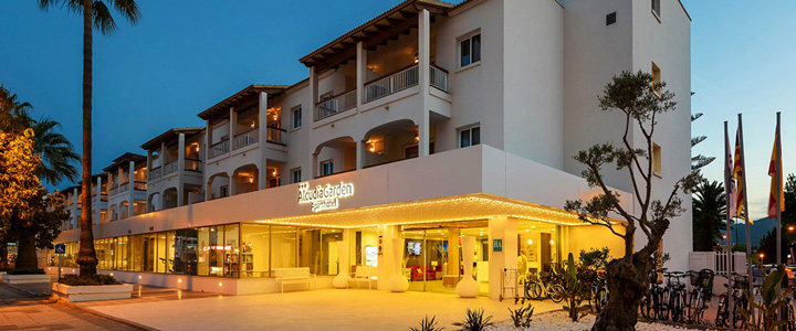 Stimmungsvolle Außenansicht des Hotels Alcúdia Garden bei Sonnenuntergang, die elegante Beleuchtung setzt die Anlage vor dem warmen Abendhimmel harmonisch in Szene.